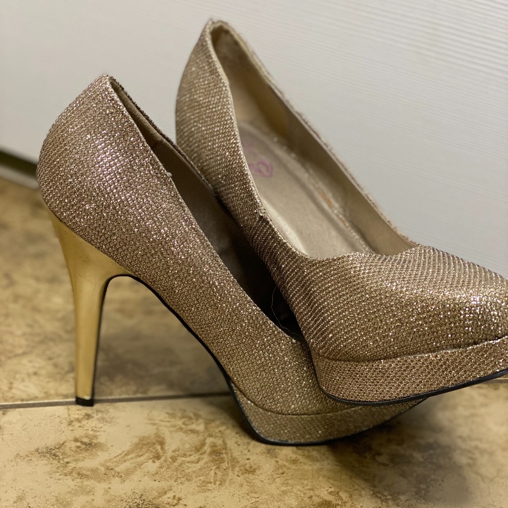 TORRID GLITTER GOLD PLATFORM HEELS